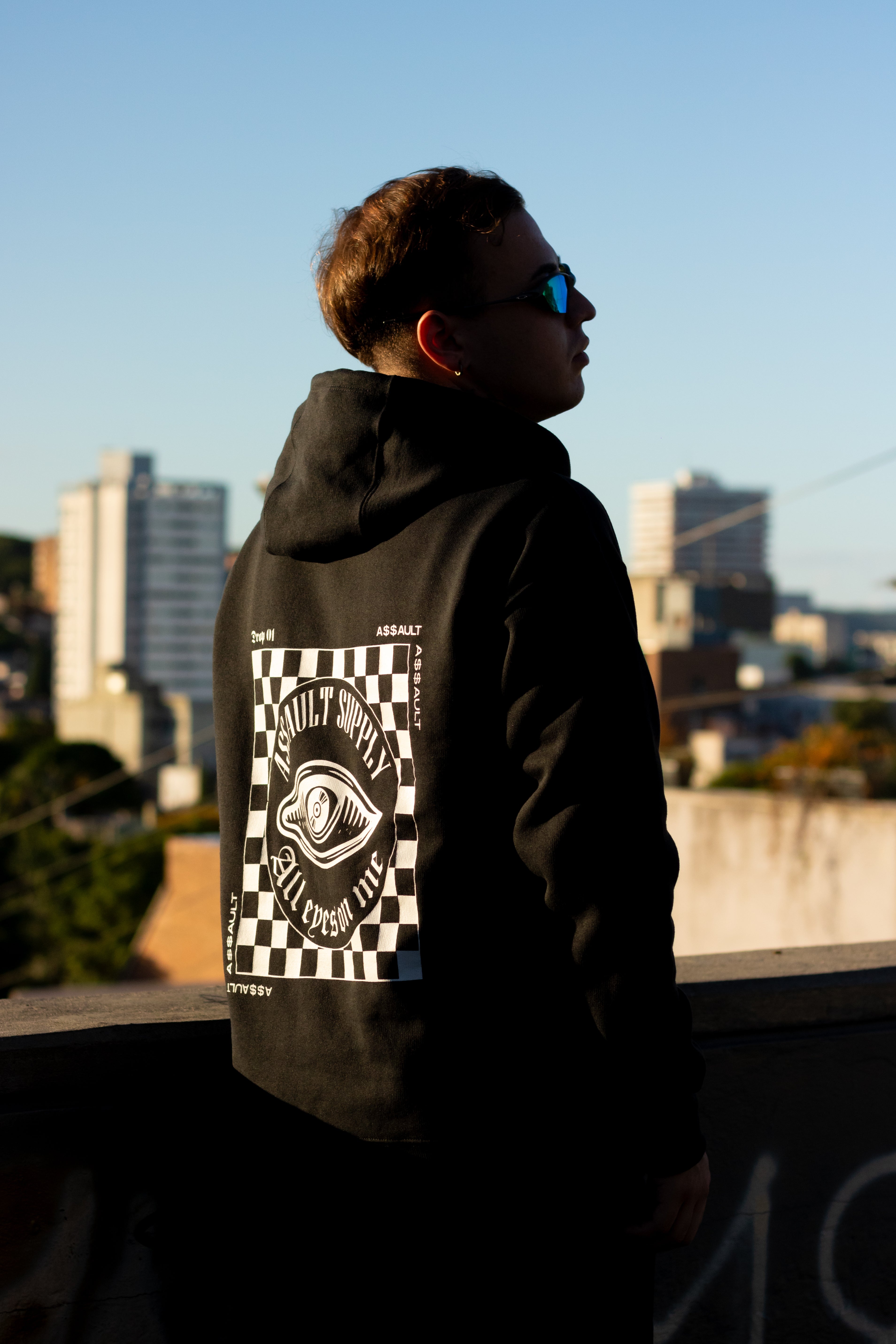 Hoodie 'All eyes on me' color Negro