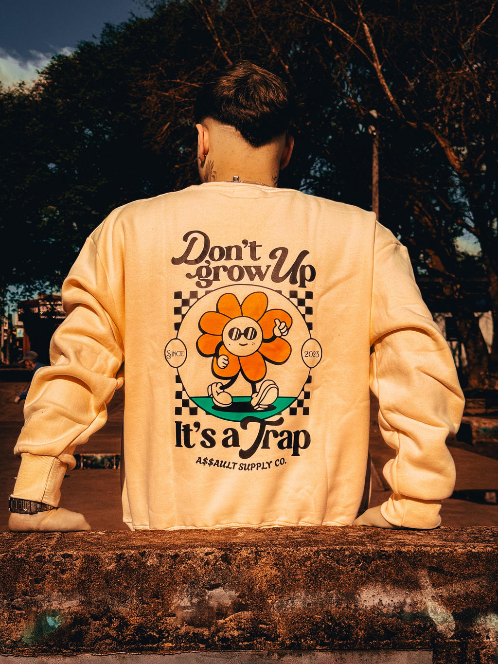 Buzo "Don't grow up it's a trap".